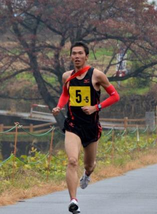 (写真)起伏の激しいコースを走る男子選手