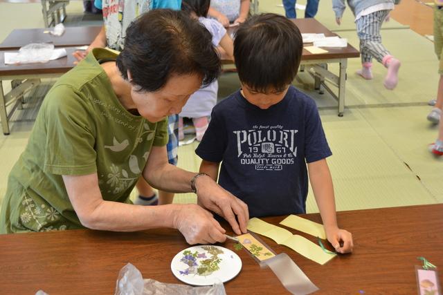 講師に教わりながら、しおりを作る園児の写真