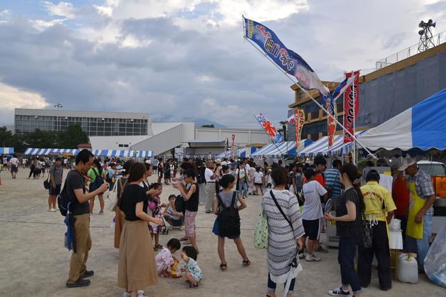 (写真)たくさんの模擬店に集まる人たち