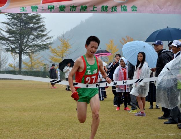 (写真)ゴールテープを切る中学校の部優勝の「玉幡中学校A」