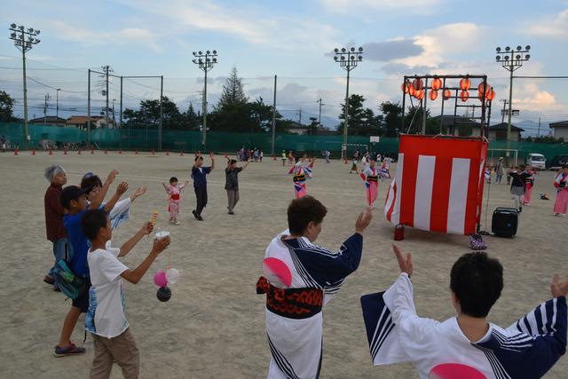 (写真)盆踊りをする人たち