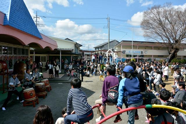 園庭での和太鼓演奏を鑑賞する人々の写真