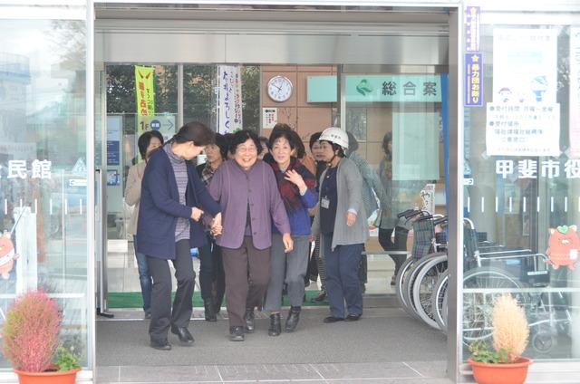 (写真)避難訓練をする職員と庁舎に居合わせた市民