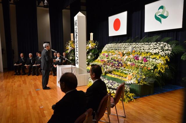 敷島総合文化会館にて祭文を読み上げる保坂武甲斐市長の写真