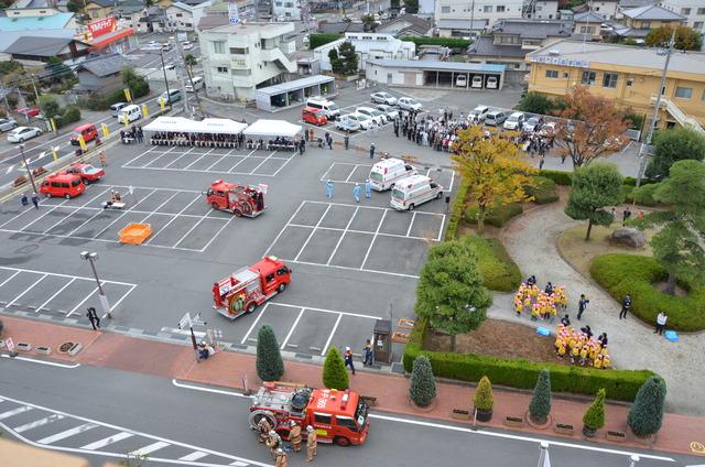 (写真)消防や救急車両が集結