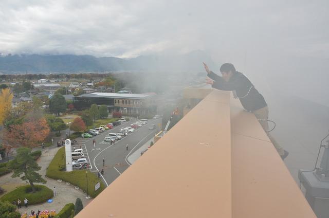 (写真)新館の屋上から煙の中助けを求める人