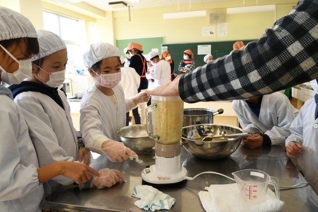 大豆をミキサーにかけている様子の写真