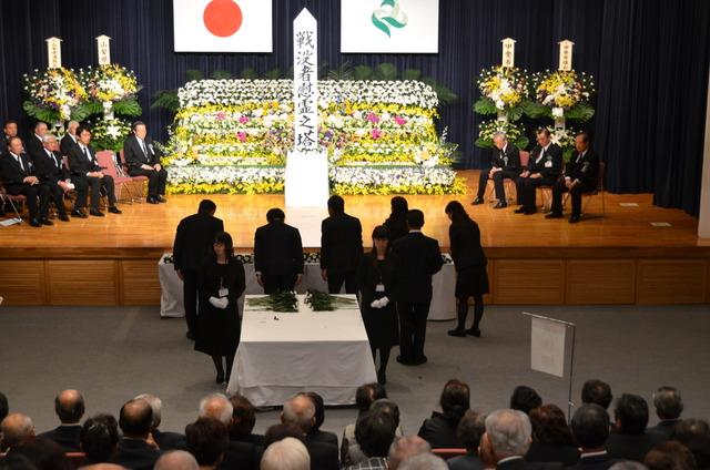 敷島総合文化会館にて参列者が祭壇に献花している写真