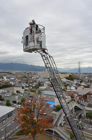 (写真)はしご車で救助される人