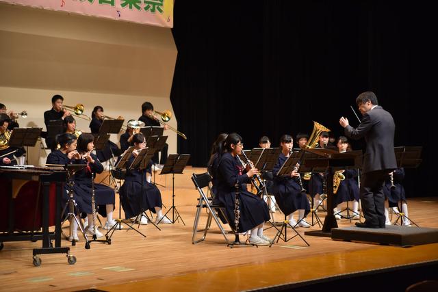 制服で演奏する敷島中学校吹奏楽部の写真