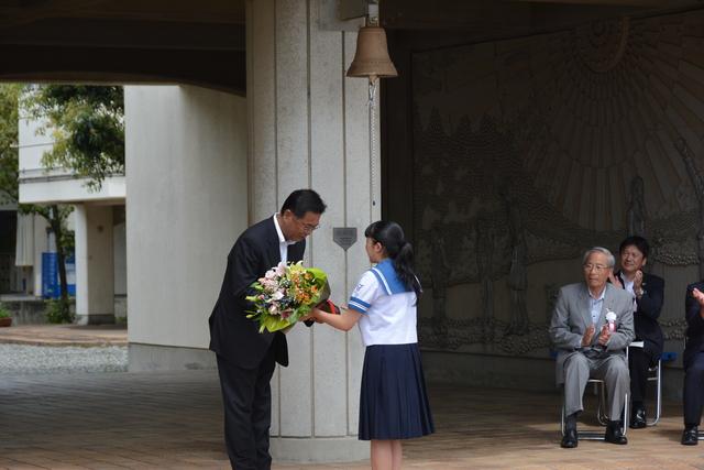 北川前校長先生へ中学生が花束を贈呈している写真