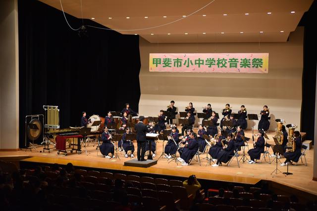 制服で演奏する玉幡中学校吹奏楽部の写真