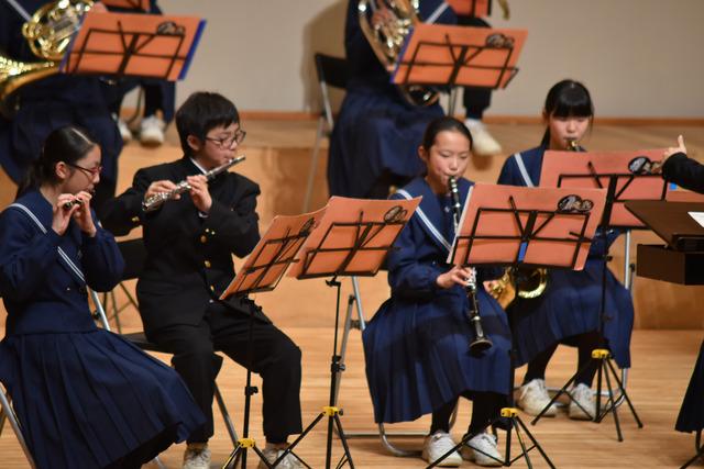 制服で演奏する竜王北中学校吹奏楽部の写真