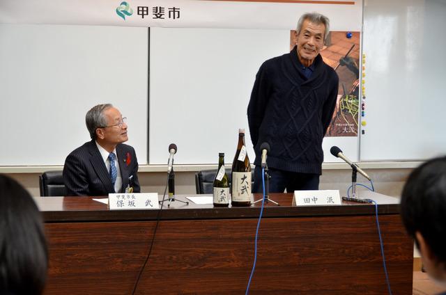記者会見にて報道陣へ田中泯さんが立って話している写真