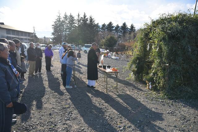 「お小屋」の前で僧侶による読経と礼拝が行われている写真