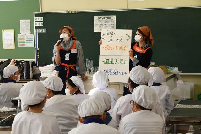 豆腐の選び方について講師が説明をしている写真