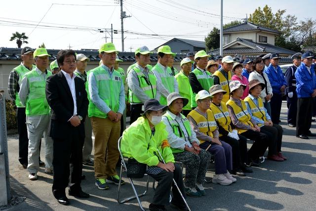 緑や黄色のベストを着用したボランティアのみなさんの集合写真