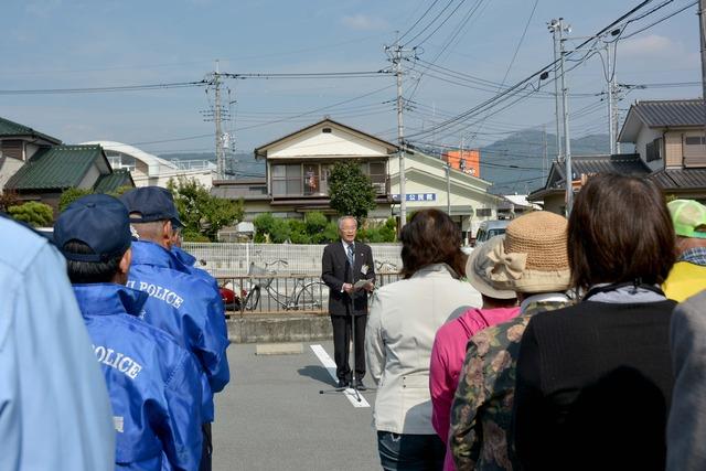 保坂市長が各団体の出席者の前で挨拶をしている写真