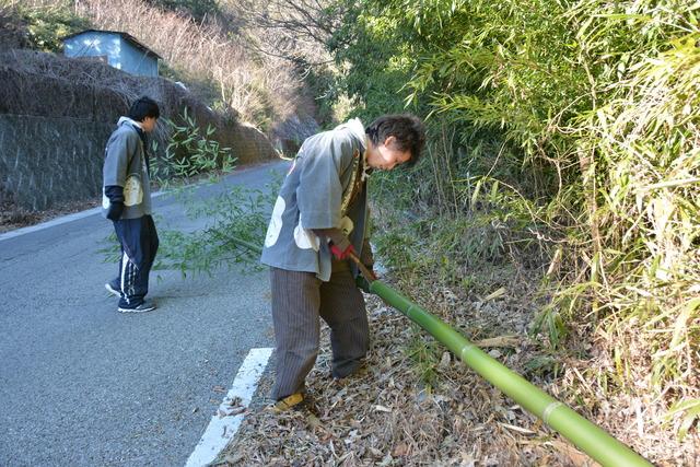 男性たちが、近所の竹を切り出している写真