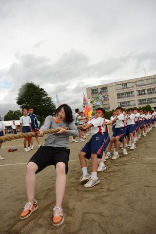 学生たちが綱引きをしている写真2