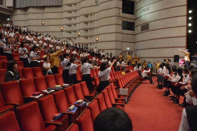 (写真)合同演奏で生徒たちが立ち上がり熱唱する様子