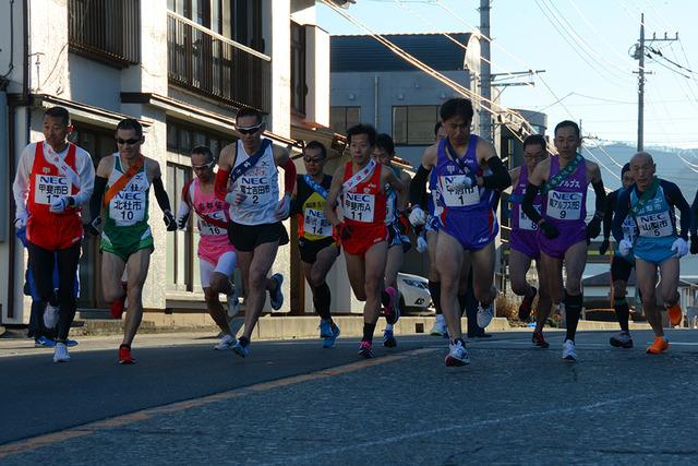 (写真)11区スタート地点でスタートする岩瀬史明選手と飯野潤二選手