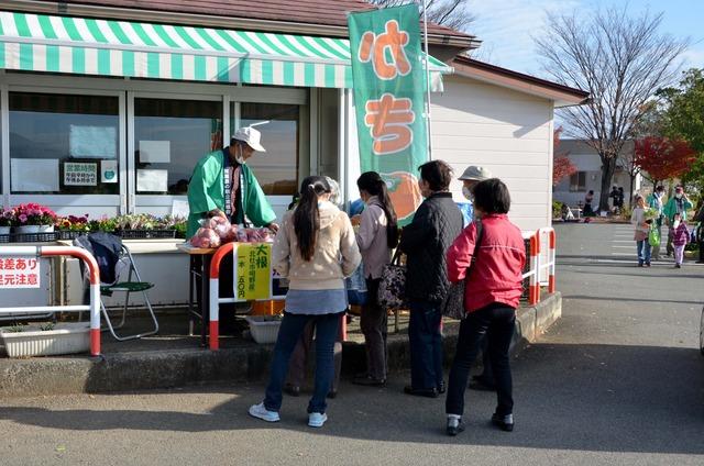 (写真)1本50円の浅尾大根の特売に並ぶ人たち