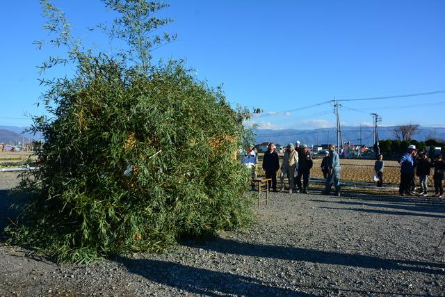 木や草を覆わせた竹で組んだ小屋の写真