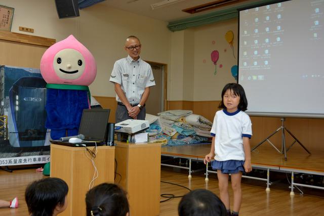 園児が前に立ち話している写真