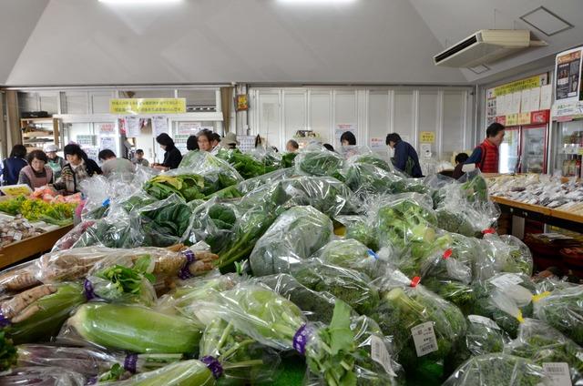 (写真)山積みになった白菜やニンジンなどの新鮮な野菜