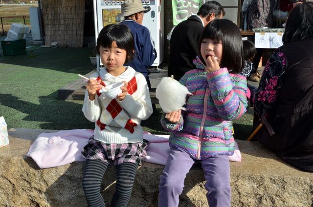 (写真)綿菓子や豚汁を食べる子どもたち