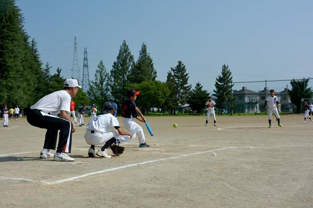 (写真)優勝を目指して熱戦中のソフトボールの試合