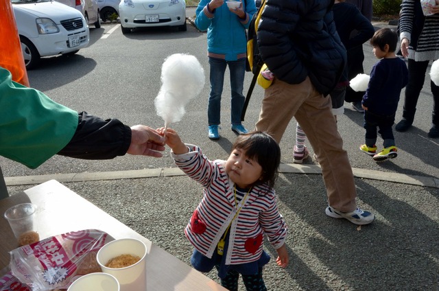 (写真)綿菓子をもらう子ども