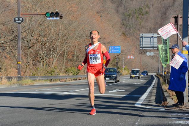 (写真)13区を走る清水誠二選手