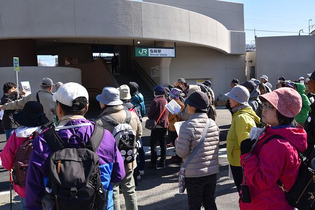 現在周辺整備中のJR塩崎駅を見学している人たちの写真