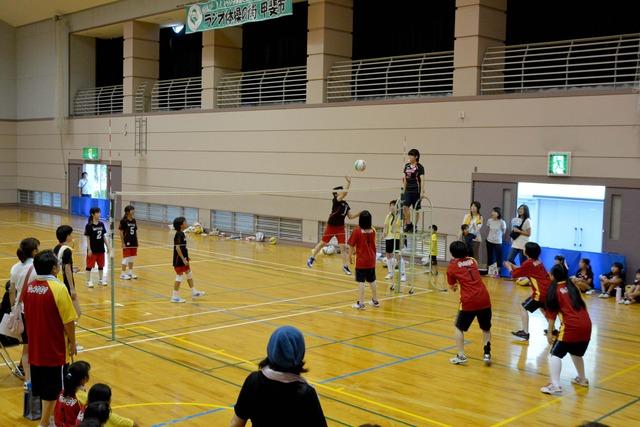 (写真)敷島地区のミニソフトバレーボールの試合