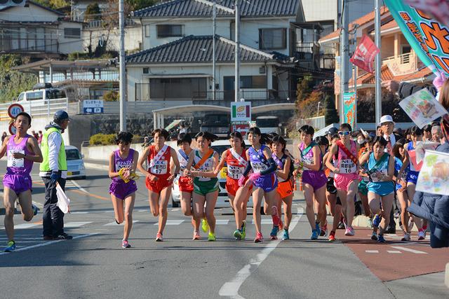 (写真)20区スタート地点でスタートする三井朝実選手と大関美紀選手