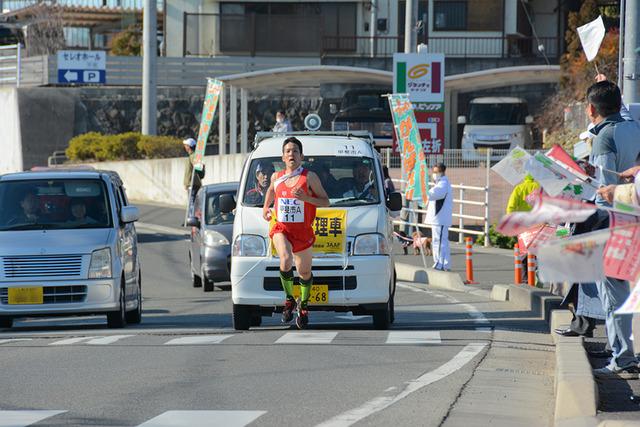 (写真)20区を走る上田聖斗選手