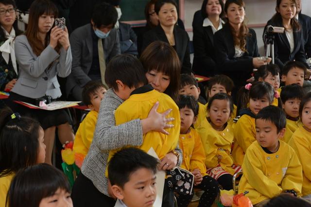 母親と抱き合う園児の写真