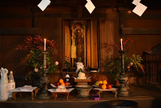 峰観音堂に安置されている「馬頭観音像」と餅や果物がお供えされている写真