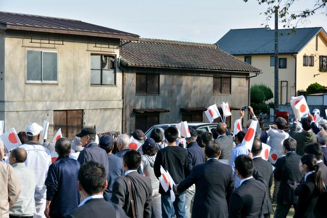 (写真)沿道で殿下の到着を待ちわびる多くの市民