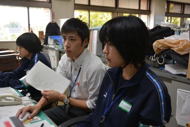 先生とパソコンに向き合う女子生徒の写真