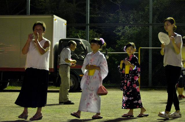 盆踊りを踊る浴衣姿の子ども達の写真