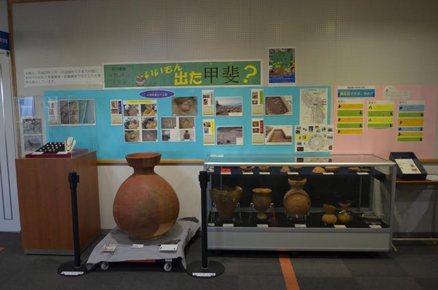 竜王北部公民館ロビーで展示されている、土器、石器等の写真
