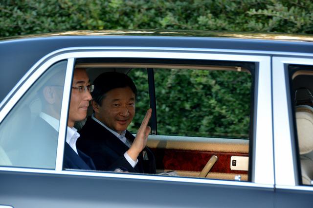 (写真)車内から沿道の声援に手を振り応える皇太子殿下