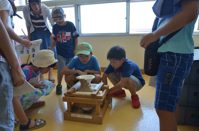 土器を食い入るように見ている子ども達の写真