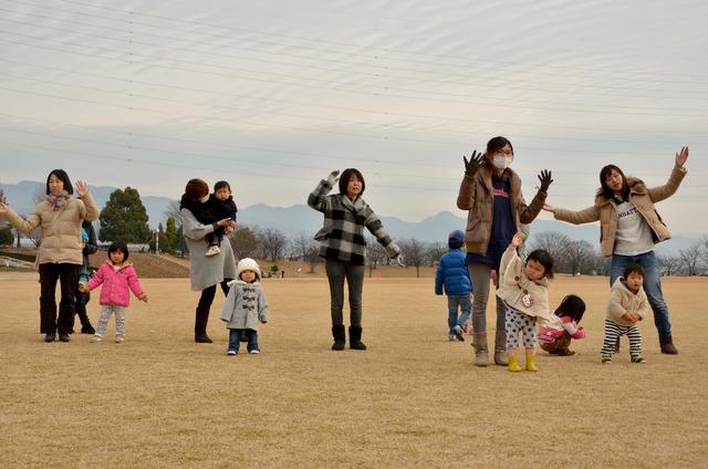 5組の母子が手を挙げたりして体を動かしている写真