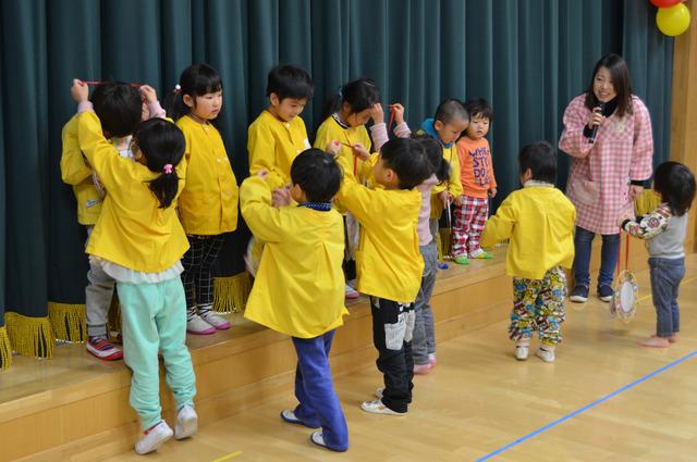 竜王中央保育園にて誕生日を迎える6人の園児に他の園児が手作りのメダルをプレゼントしている写真