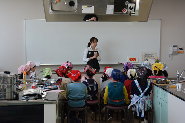 (写真)子どもに講義をする、「キッズキッチン山梨」代表の荒井舞さん