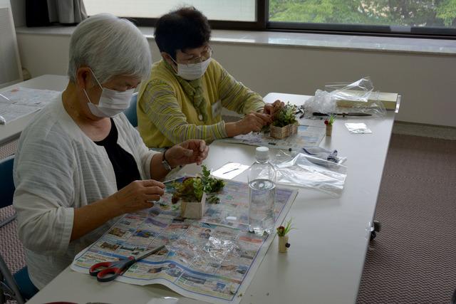 多肉植物の寄せ植え作業を行う参加者の写真